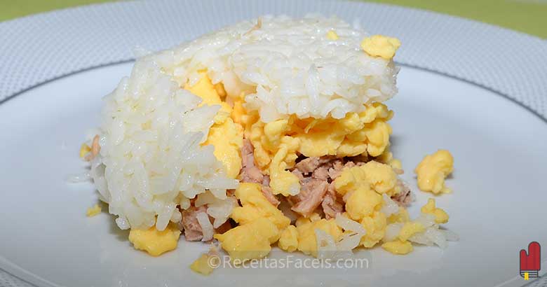 Receita fácil de arroz atum e ovos
