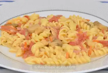 Receita fácil de massa com atum, fiambre e cogumelos