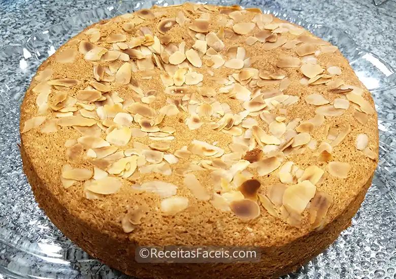 receita fácil de bolo de claras com amendoas