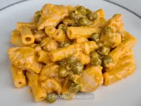 receita fácil de macarrão com peru e ervilhas