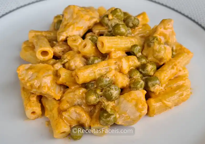 receita fácil de macarrão com peru e ervilhas