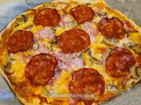 receita fácil de pizza de chourição cogumelos e fiambre