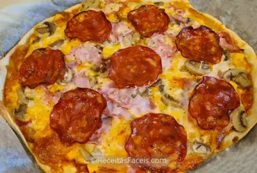 receita fácil de pizza de chourição cogumelos e fiambre