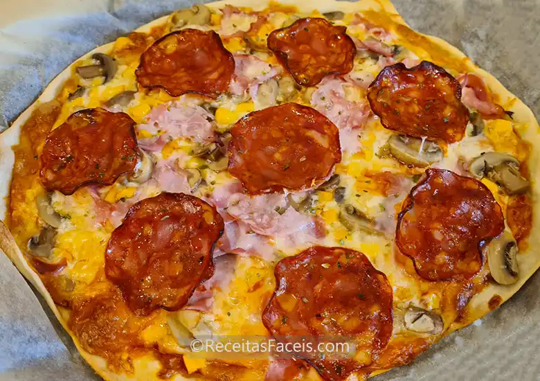 receita fácil de pizza de chourição cogumelos e fiambre