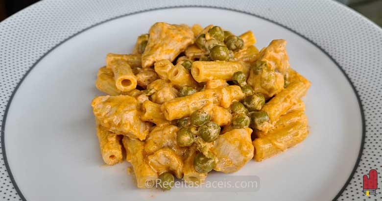 receita fácil de macarrão com peru e ervilhas